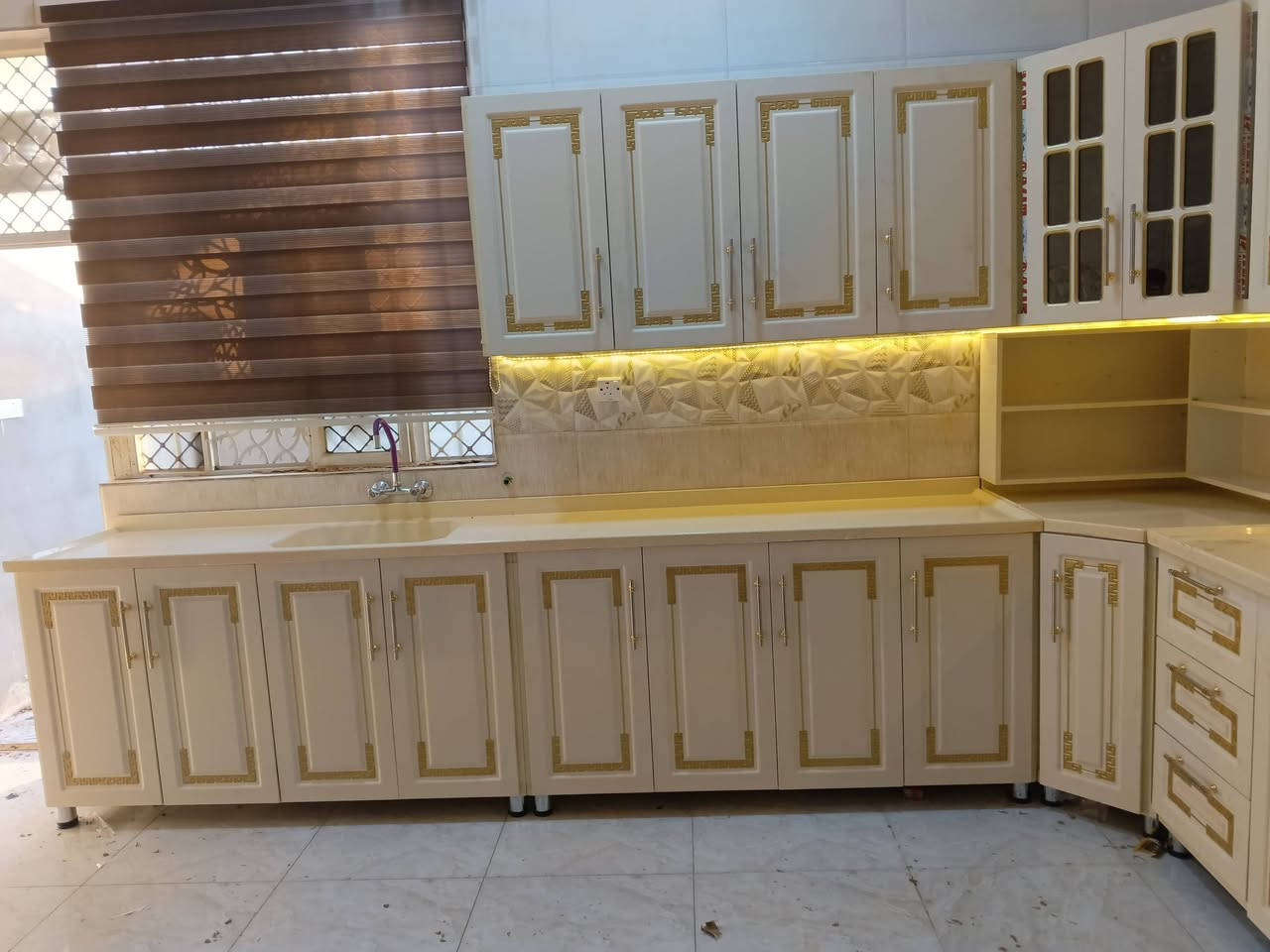 1. الخيار العصري (يركز على القوة والجمال)
​العنوان: الفخامة اللي تدوم.. والجمال اللي يبهر! ✨
ليش تحتار بين الشكل والمتانة؟ كاونتراتنا الجديدة تجمع لك أحلى التصاميم الخارجية بمادة الـ HDF الراقية، مع هيكل داخلي من الألمنيوم الصافي.
​✅ الخارج: مظهر خشبي عصري وألوان تناسب ذوقك.
​✅ الداخل: مقاومة تامة للرطوبة، الماء، والحشرات.
​✅ النتيجة: مطبخ يعيش عمر ويظل كأنه جديد.
✅​كل هذا وبعرض التخفيض 25٪
المتر 450الف ويشمل متر ارضي ومتر ملحق ومتر كوارتز طبيعي⚡
مرشحة هدية مع المطبخ اذا كان القياس اكثر من 10امتار👉🏼💯
حوض يسل ستيل مقاوم للماء👍🏼
خلصنة. اكيد لا😁
اذا ماعندك كزامة احذية راح تجيك وحدة هم هدية بعد شتريدون اكثر 😐🤩
للتواصل والاستفسار راسلونا 
على الرقم التالي/***********
او الاتصال..***********
