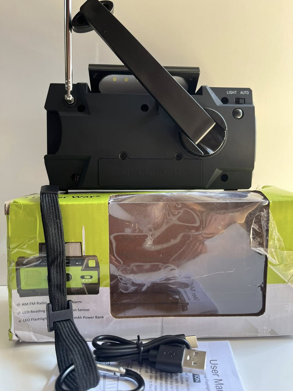 هذا المنتج هو راديو طوارئ يعمل بالطاقة الشمسية وبالمولد اليدوي، ويتميز بالمواصفات التالية: 
مصادر طاقة متعددة: يمكن شحنه عبر الطاقة الشمسية، أو المولد اليدوي (Hand Crank)، أو كابل USB. 
استقبال راديو: يدعم موجات AM و FM، بالإضافة إلى تنبيهات الطقس WB. 
إضاءة مدمجة: يحتوي على كشاف LED قوي للاستخدام في حالات الطوارئ. 
ميزات إضافية: يمكن استخدامه كبنك طاقة (Power Bank) لشحن الهواتف الذكية أو الأجهزة الأخرى
بطارية 🔋 سعة4000


**إذا كنت صاحب هذا الإعلان وتريد حذفه لأي سبب، رجاءا أرسل رسالة إلى الدعم الفني**