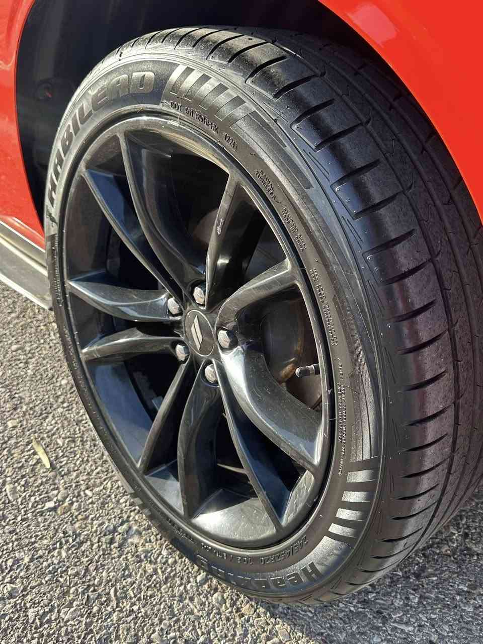 سلام عليكم 
دوج جالنجر للبيع 
مديل ٢٠١٩ لون برتقالي 🍊 مميز محرك ٦ سلندر توو ويل 
ماشيه ٩٣ الف
محرك كير مامفتوح تبريد كهربائيات حجر اكزوز كل شرت حداديه تخم تاير جديد بنزين كل بس محسن و دهن موتل + بنزويل اي كلوب خلل مامشتغل بل شاشه
مواصفات :- شفتات ستيرن + شاشه كاربلي سماعات الباين + تشغيل عن بعد + ويل ٢٠ …..
*بيها صبغ جاملغ و باب بدون دواخل + بنيد بدون شاصي بدون ارباك حادث خفيف حتي راديتر بلادي و عليها سستم صوت كزوز اصلي 
سياره نظيفه جاهزه بدون مصروف كلشي منها جديد سنويه رقم اربيل سنويه هزه جديد بأسمي تعويل غرامات مباشر
السعر ١٨٧ 
رقم الهاتف + واتساب***********
