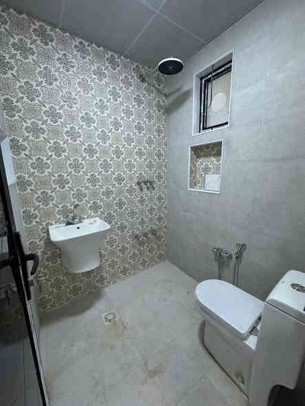 مشتمل76#للبيع واجهه3:50 " بناء حديث ￼2025 "منطقه هادئه وراقيه
يحتوي على ؛$ كراج ‏ واستقبال وحولي مطبخ حار ‏وبارد ومنور و3 غرف نوم و خدمات  طابقين
طابو ملك صرف 
الموقع: مشتمل-‏ ‏ الشعب ‏شارع الاسواق المركزية حي التجار ‏مقابيل كلية الإمام الكاظم￼￼  
____________________________________________
(#مكتب_السوداني_للوساطة_العقارية)
عنوان المكتب بغداد-الشعب - حي التجار- مجاور اعدادية بلقيس للبنات‏- @‏‏ ***********￼ متواجد ماسنجر واتساب
