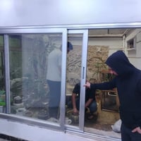 عندي ٢٠ باب خشب و ١٦ شباك المنيوم مكاني زيونه قم 07763665979