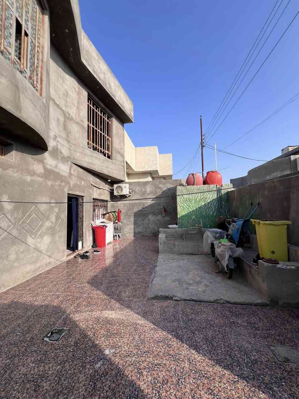 شوف تفاصيل هذا البيت 👇🏻
#بيت_طابقين_يحتوي_على_5غرف_منام
طابو صرف زراعي عراقي 🇮🇶
#ركن على شارعين #المساحة 200م
يبعد عن تقاطع مدرسة تدمر 150م
#السعر_المطلوب :: 98 مليون قابل للتفاوض
#يحتوي :: الطابق الأول :::
كراج واسع حديقة صحيات خارجية أستقبال مطبخ
صالة واسعة غرفتين منام منور صحيات داخلية
#يحتوي :: الطابق الثاني ::: بي نواقص قليلة 
ثلاث غرف منام نضام سويت صالة صحيات داخلية 
#العنوان إبي الخصيب أبو كوصرة قرب مدرسة تدمر
#للأستفسار ::: ***********
