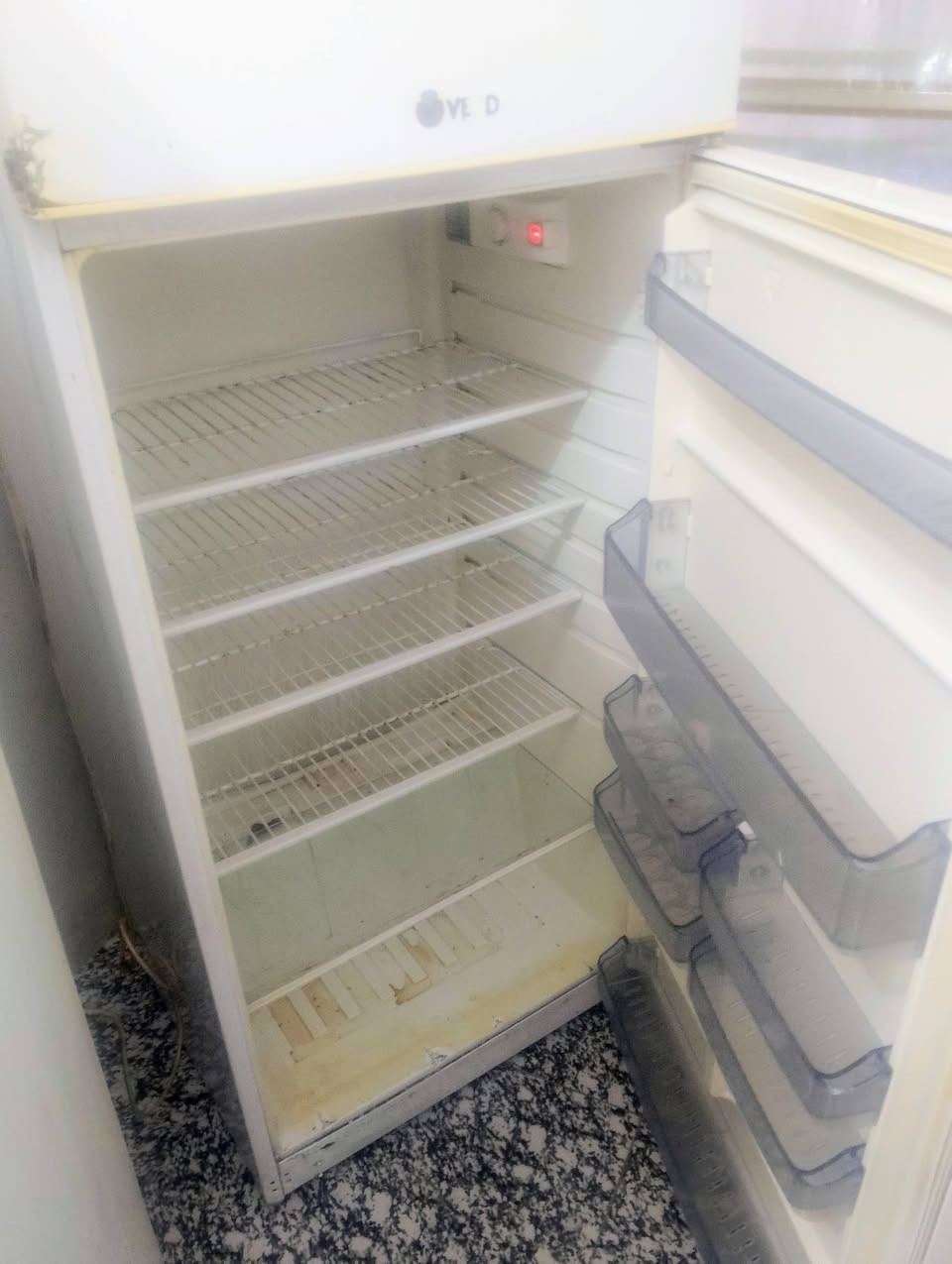 ثلاجة حجم الكبير 
الماركة فستل تركيا 
نسبة النظافة 90٪
التجميد ثلج🥶🥶🥶🥶
السعر ١٧٥الف فقط 
رقم الهاتف ***********
***********

