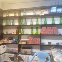 رف خشب صاج للبيع كل رف ست  خانات العد ثنين ورف ثالث يحتوي على خمس خانا...