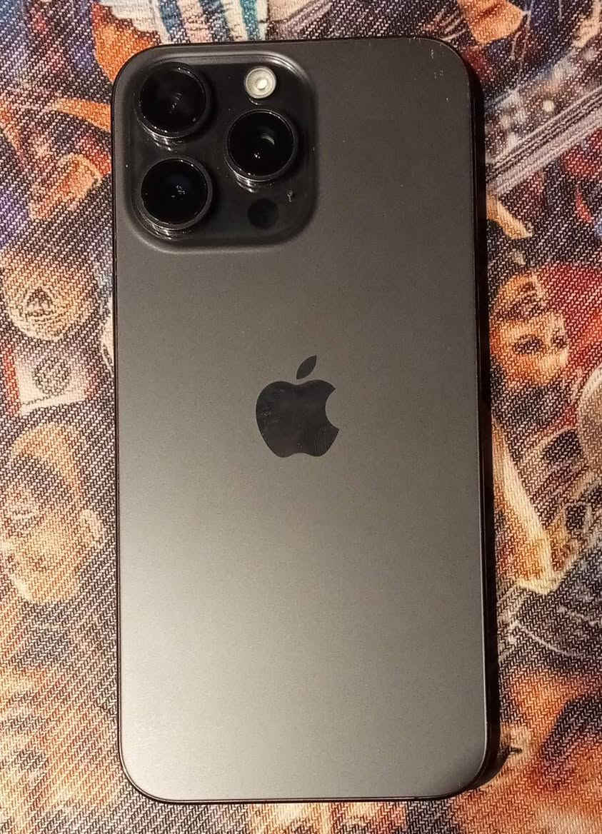 ايفون 15 برو ماكس
مبدل شاشه فقط الجهاز كلش نضيف 

بطاريه 85 ذاكره 256

الجهاز  شرق اوسط بدون ملحقات 

السعر 750 بي مجال قليل 

تواصل وتساب ***********
