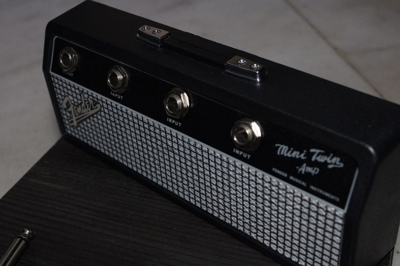 ⁨ حاملة مفاتيح جدارية مميزة على شكل مضخم صوت Fender (Jack Rack) 🎸
 الحالة: جديدة/بحالة ممتازة مع كامل ملحقاتها (نفس الصور).
 الملحقات: تجي مع 4 ميداليات مفاتيح على شكل جكّات عازف جيتار (Audio Plugs)، بالإضافة إلى براغي التثبيت واللاصق الجداري.
 الاستخدام: ديكور فخم وعملي جداً لمدخل البيت أو الغرفة، تعلق،  السعر: (25) الف 
 المكان: بغداد | متوفر توصيل للمحافظات.⁩


**إذا كنت صاحب هذا الإعلان وتريد حذفه لأي سبب، رجاءا أرسل رسالة إلى الدعم الفني**