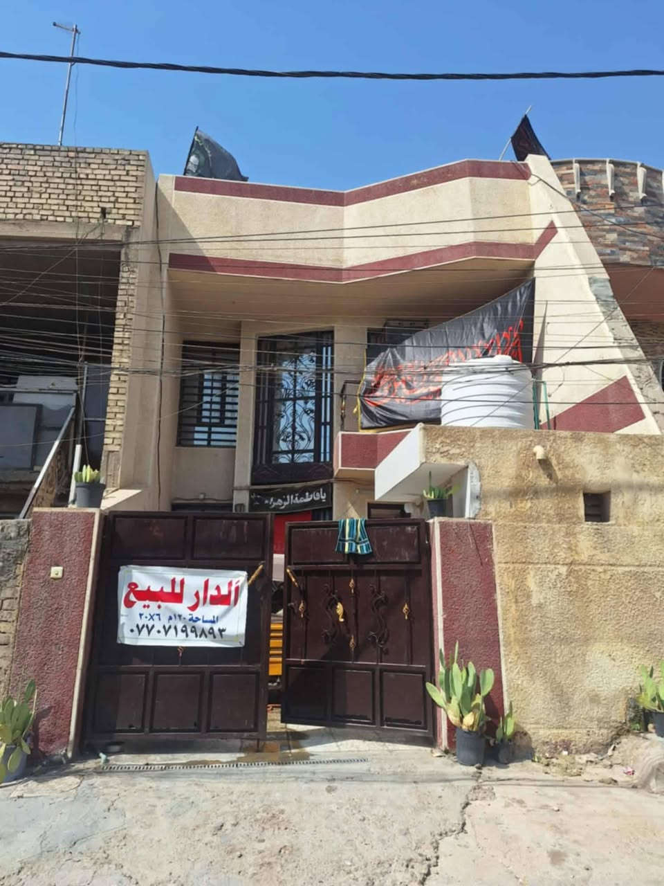 السلام عليكم
دار للبيع مساحة120متر 
واجهة 6 النزال 20 
يتكون  الطابق  الأول  من كراج  حمامات  خارجيه   وأيضا  مدخلين. الاستقبال  وصاله 
واستقبال  وصاله ومطبخ  حار وبارد  وغرفة  وترك  ع طول البيت  اما الطابق الثاني  غرفتين  نوم  وحمام وبيتونه  
للاستفسار  ع الرقم***********  ويوجد  واتساب 
العنوان   البلديات  محله 726. خلف مركز شرطة  الملعب  
( البيت  طابو ملك صرف )
