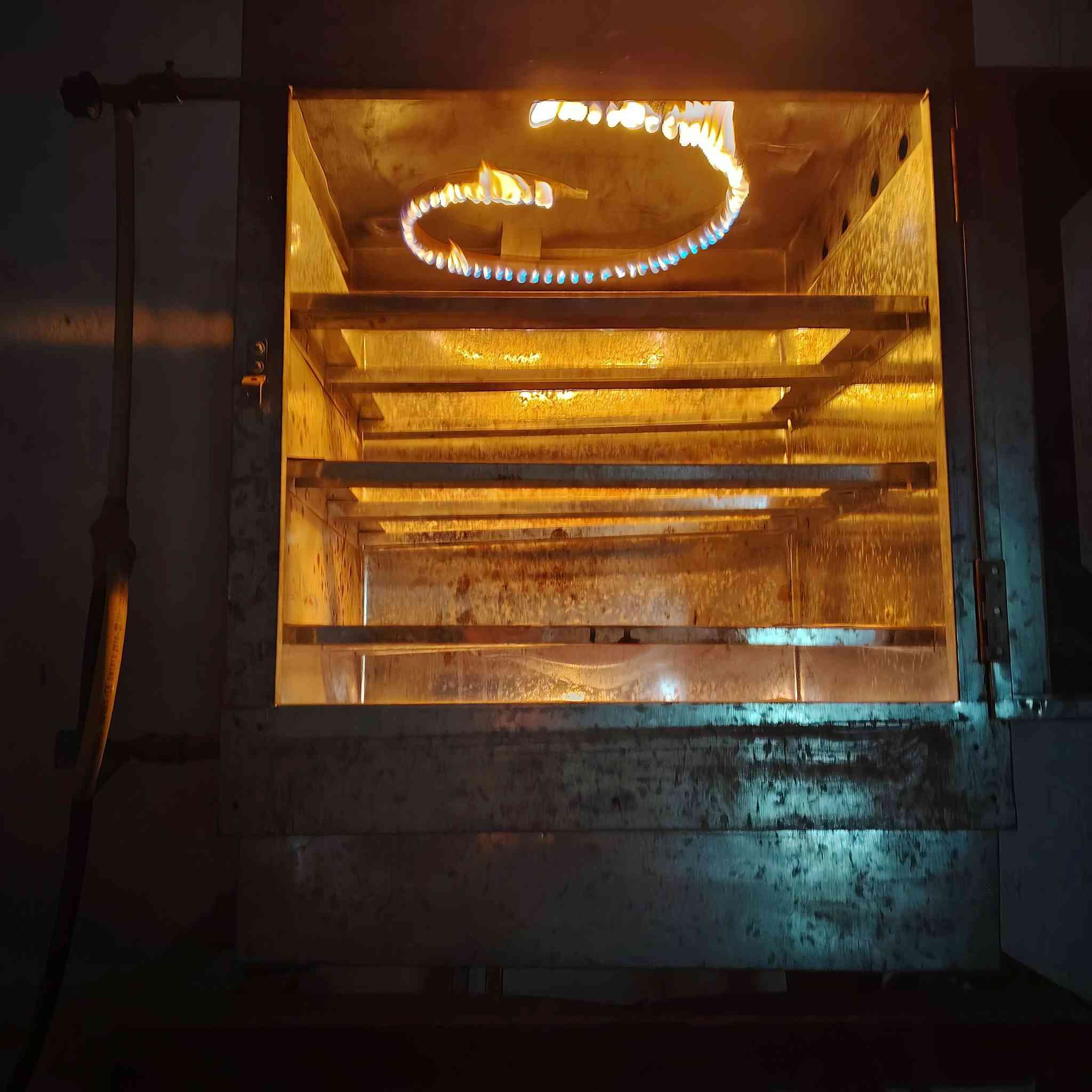 اوفن غازي ضخم استخدام قليل مع ميز للبيع الديوانيه اتصال ***********
