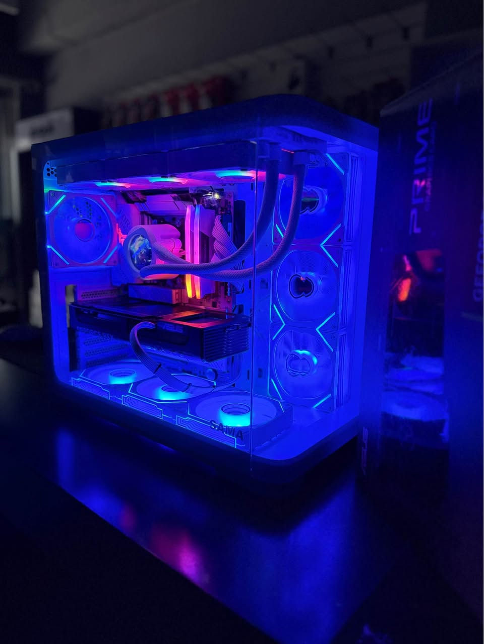 Cpu : R7 9800 X 3D 
GPU : RTX 5080 asus prime 3 fan 
Bord : X870-A ROG STRiX 
ram : CORSAIR 32 GB DDR5 6000mhz 
hard : WD BLACK 2TB GEN4  
Cooler : AORUS WATER FORCE X II 360 ICE SCREEN 
Power : SEGOTEP 1000W + 80 GOLLD 
Case : SAMA 7 FAN. RGB 

کەیسی راقی و بەهیز بۆ هەموو کارێکی دیزاین و گەیمینگ و فۆتۆ ئەبێت 
زەمانی ٦ مانگی هەیە و وەک نوێ وایە 
نرخی ٤ ملیۆن و ٥٧٥ هەزار 
(2950$)
گەیاندن بۆ هەموو شوێنێک هەیە 
***********
*********** أربيل, العراق
