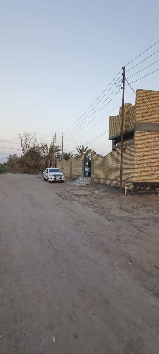 يا الله اللهم صل على محمد وآل محمد
بيت مساحة 400 متر زراعي درجة أولى 
نظام فله وجهين ركن على شارعين وجه على شارع رائسي 
بناء جديد بال 25 يتكون من ثلث غرف وصالتين وستقبال ومطبخ صحيات داخليه وخارجيه حديقه وكراج طارمات عدد ثنين خدمات ماء وكهرباء مولد انترنيت اسواق كلشي متوفر العنوان مدينة البكر بالبساتين أول نزله 
وهذا رقمي ***********
