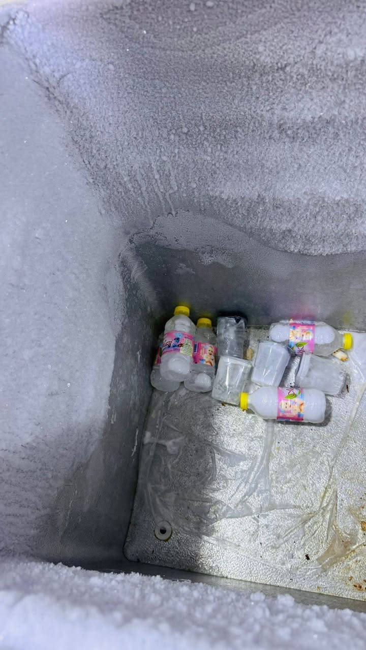 مجمدة كونكورد مستعملة للبيع
بلد الصنع: صنع في لبنان.

Concord (موديل FC1100-SR):
المواصفات الأساسية
• السعة: 290 لتر (الحجم الداخلي).
• استهلاك الطاقة: 170 واط.
• التيار الكهربائي: 1.1 أمبير.
• الجهد الكهربائي: 220 فولت.

مجمدة مستعملة للبيع بسعر 200 الف دينار عراقي قابل للتفاوض 
العنوان بغداد الكرخ / مراسلة الخاص


**إذا كنت صاحب هذا الإعلان وتريد حذفه لأي سبب، رجاءا أرسل رسالة إلى الدعم الفني**