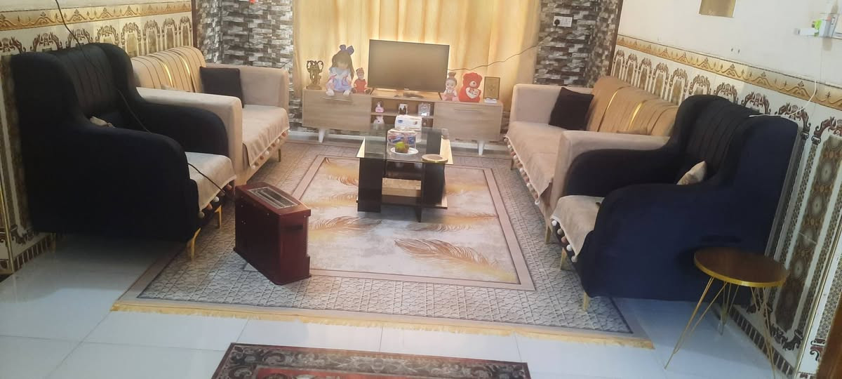 اغراض بيت للبيع كلشي جديد وسعر مقبول غرفة نوم تركي مع دوشك كاملة وتخم 7 نفرات مع طاولة وميز طعام مع كراسي عدد 4 استعمال قليل وكلش نظيفات الي يحب يشتري يتصل *********** مكاني عفك
