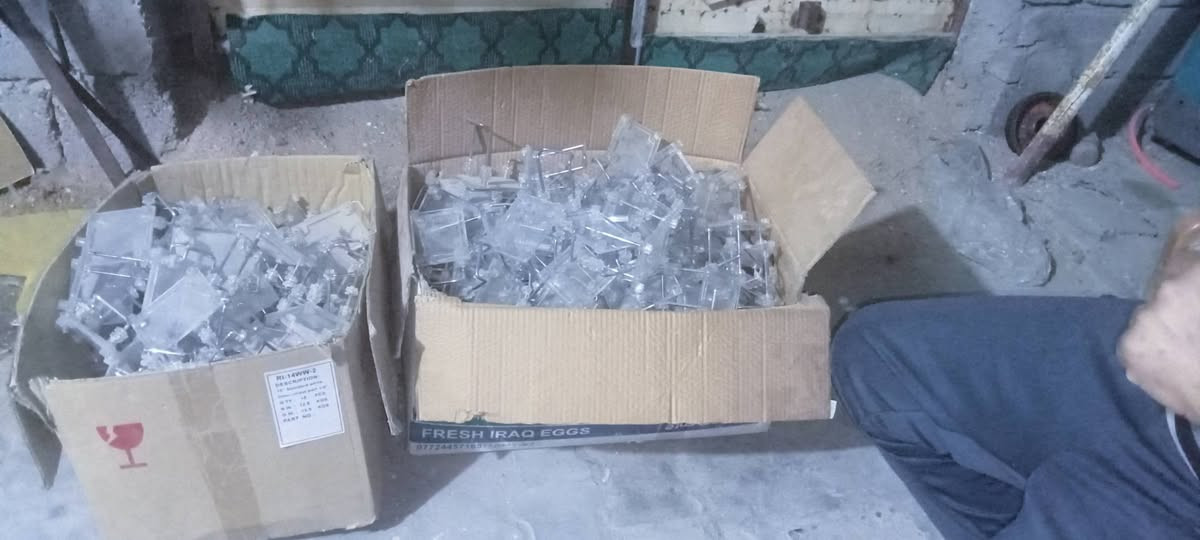 عندي ذني كارتونتين اشتريت غراض وشتريت ذني وياهن يمكن مال عرض احذيه اليعرفهن اريد ابيعهن وهذا رقمي ***********
