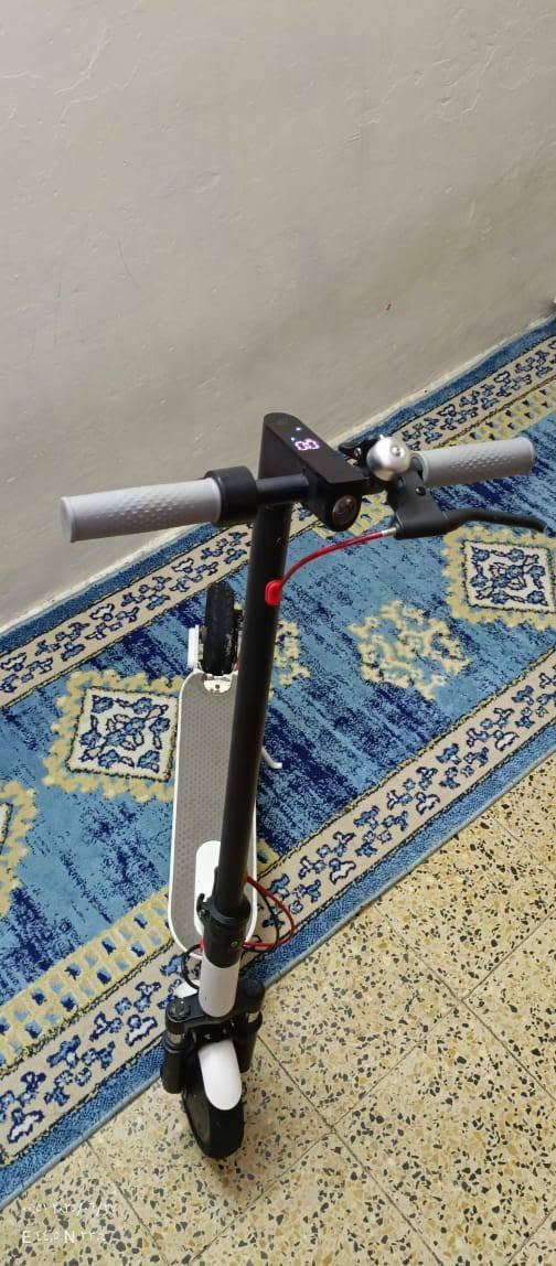 السلام عليكم سكوتر شحن نضيفه كلش بس الچاملغ مكسور
السعر 180
الرقم /***********
