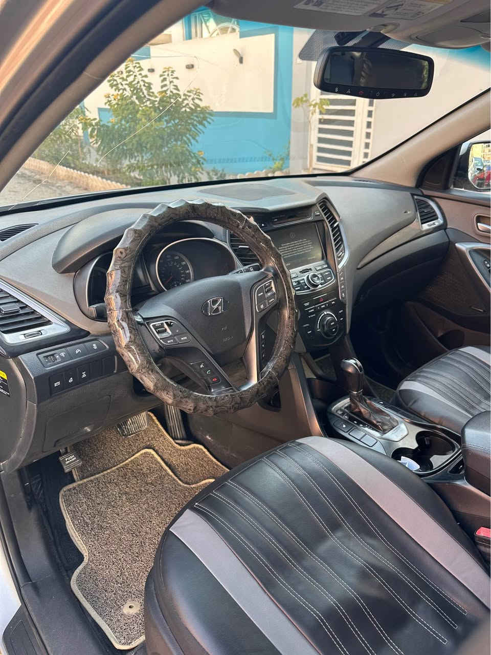 السلام عليكم  

سنتافي 2013
 
رقم بغداد دولي بسمي 

وارد امريكي 

بدون ظرر داخلي شرط 

سته سلند 6V 
 
مكينه جديده مامفتوحه 

كير ستوني مسوي فقط 

حداديه حلوه 

ماشيه 83 

فول مواصفات عدا بنراما 

كامرة خلفية 

شاشة كبيرة

شاشة اعطال

مانع انزلاق 

مانع انحدار 

ثلاث وضعيات قيادة 

سبعة راكب  

فول تحكم ستيرن

ثلاث قطع تبريد

كشن كهرباء

تبريد و تدفئة كشنات وستيرن

مابيها ضرر داخلي شرط 

بيها فقط صبغ صفحه وبنيد اثر جراد 
اني صبغتها 
  
المكان : نجف -كوفه

السعر : 145 وبيها مجال 

*********** النجف, العراق
