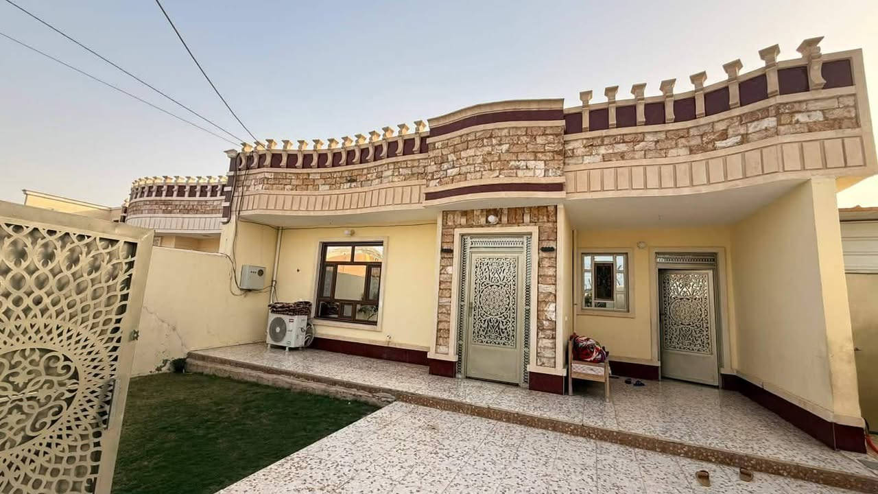 دار للبيع في حي الفرسان موقع الدار مميز جداً مساحة البيت 312 متر صدر طير تبليط
2 غرف نوم+استقبال+صاله+مطبخ حار و بارد و مطبخ خارجي البيت بناء حديث البيت كله احزام سراميك و الجدران كلها تغليف خليجي الأرضية كاشي ابو40 درجة اولى+كراج و حديقة للاستفسار الاتصال على الارقام 
***********
***********
