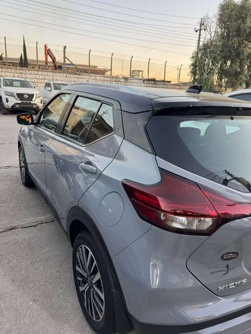 NISSAN KICKS SV 2023 

چیمەنتۆیی بیلاد سەقف ڕەش 
بێ بۆیاخ 
یەک پەلە سارد بە بۆنیدەکەوەیەتی لەگەل پەڵەیەک قەڵەم کاری بچوک
ئێرباگ بیلادی دانراوەتەوە
20,000 مایل ڕۆیشتوە 
سەیارەکە بێ قۆپو شوختە
هیچ مەسرەفی تێدا نیە
هیچ گڵۆپێک لەدەشبول ئیش ناکات
هەموو شتێکی بەشەرت 
زۆربێکێشەیە
*********** السليمانية, العراق
