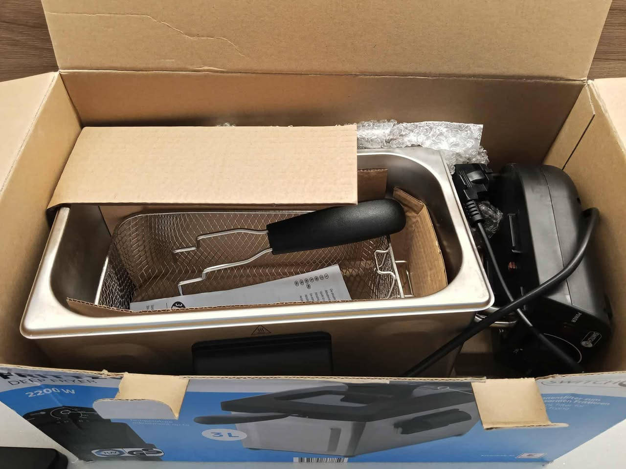 قلايه زيتيه من ماركه عالميه Switch on.مال باله..بقدره 2200 واط.وبحجم 3 لتر 
السعر 25 الف....توصل مع رقم ***********
