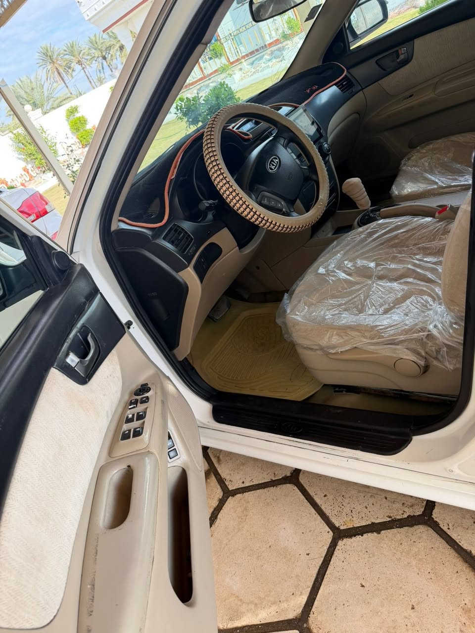 اوبتمة موديل ٢٠٠١٠ خليجي السعر  ١٢٥ يعني دفتر وخمسة وعشرين وبيهه مجال مكان السيارة رمادي حصيبة الشرقية.  ***********
