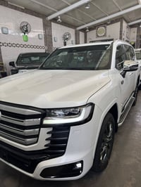 لاند كروز 2025  ساس( VXR)HEV   فول مواصفات 1/1   داخل احمر   ابواب شفط...