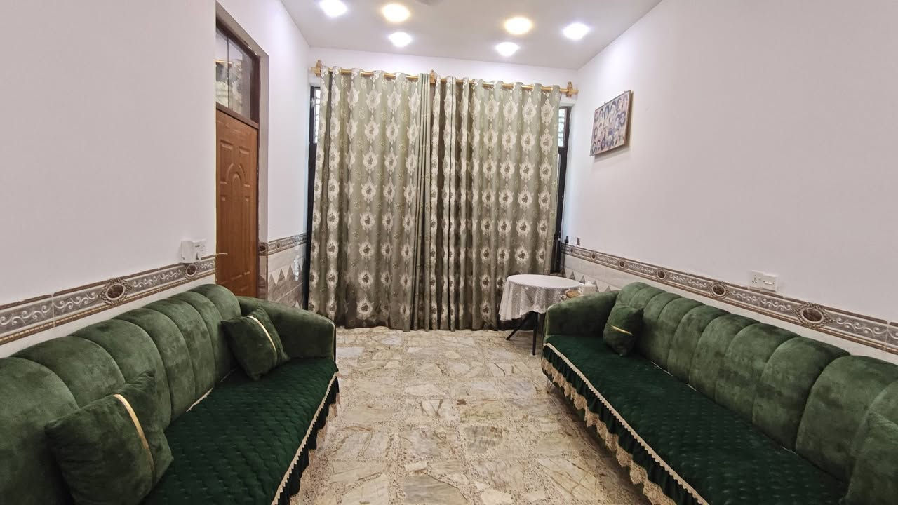 الدار للبيع قضاء الحسينية حي النفط المساحة الكلية للبيت 100 متر الواجهة 5 متر والنزال 20  يتكون من ثلاث غرف نوم كبيرة واحدة بالطابق الاسفل واثنان بالطابق الثاني وتكون الاولى بالطابق العلوي مطلة على بلكونة على اتجاه الشارع العام السريع ويحتوي البيت ايضا على مدخلين الاول على الاستقبال الخاص بالضيوف والمدخل الثاني هو ممر يصل بك الى المطبخ  الذي بجانبه منور يمكنه ان يكون مطبخ حار وبارد   المنزل كامل وجاهز للسكن وتأريخ بنائه 2023 والمنطقة الان على ابواب تبليط وهو اقرب قطعة سكنية على الشارع العام السريع وبخلفه شارع مدخل الحمل مباشرة للتواصل على الرقم الاتي ***********

