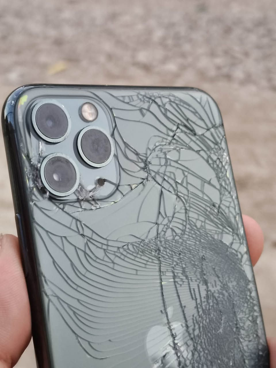 السلام عليكم ايفون ١١ برو ماكس شاشه بيها خط  لمسها طبيعي وضهر مكسور ومبدل بطاريه ١٠٠  ذاكره ٦٤ كلشي شغال السعر ١٦٥ وبي مجال قليل مكاني بغداد الراشديه ***********
