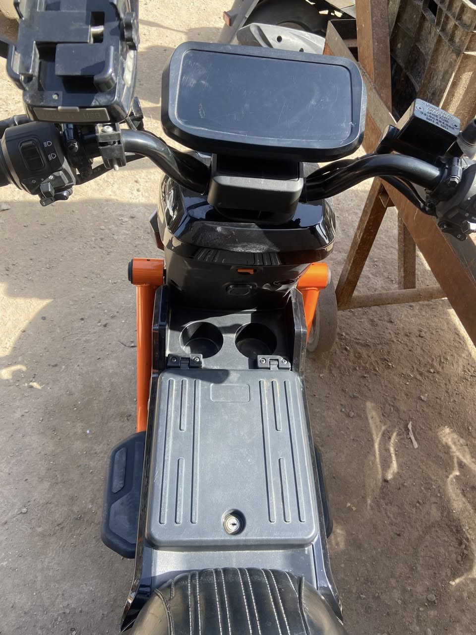 دراجه U2  بطاريه ليثيوم  ٥٠ أمبير محرك ١٥٠٠دراجه خير من الله شحنه الوحده تمشي الشحنه الوحده ٩٠ كيلو 
ستفسار ***********
