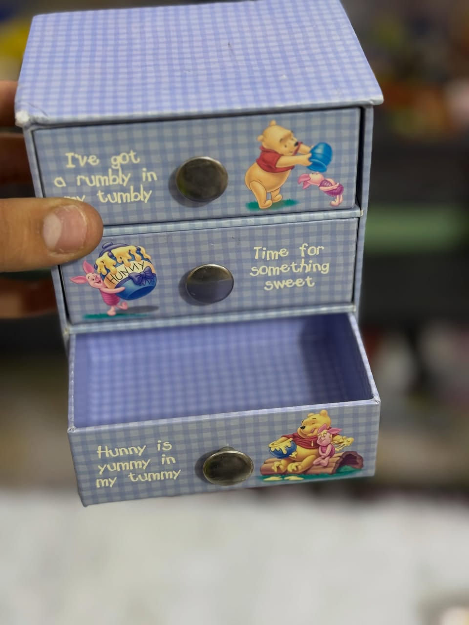 متوفر ✅مسند كتب خشبي كلاسيكي لشخصية “نمور” (Tigger) من مجموعة ديزني الكلاسيكية “ويني الدبدوب” (Winnie the Pooh Bookend Buddies). يشتمل المجسم الأصلي على كتيب قصص صغير مخفي خلف الدمية يمكن سحبه وقراءته (في هذا المجسم كتاب “Tigger’s Bouncy Day”).تاريخ الإصدار: يعود هذا الإصدار العتيق (Vintage) إلى عام 2001 وهو من إنتاج ديزني الرسمي بالتعاون مع Reader’s Digest.

سعر المكتبه ٣٥
سعر المجرات ١٠
ويني هديه


**إذا كنت صاحب هذا الإعلان وتريد حذفه لأي سبب، رجاءا أرسل رسالة إلى الدعم الفني**