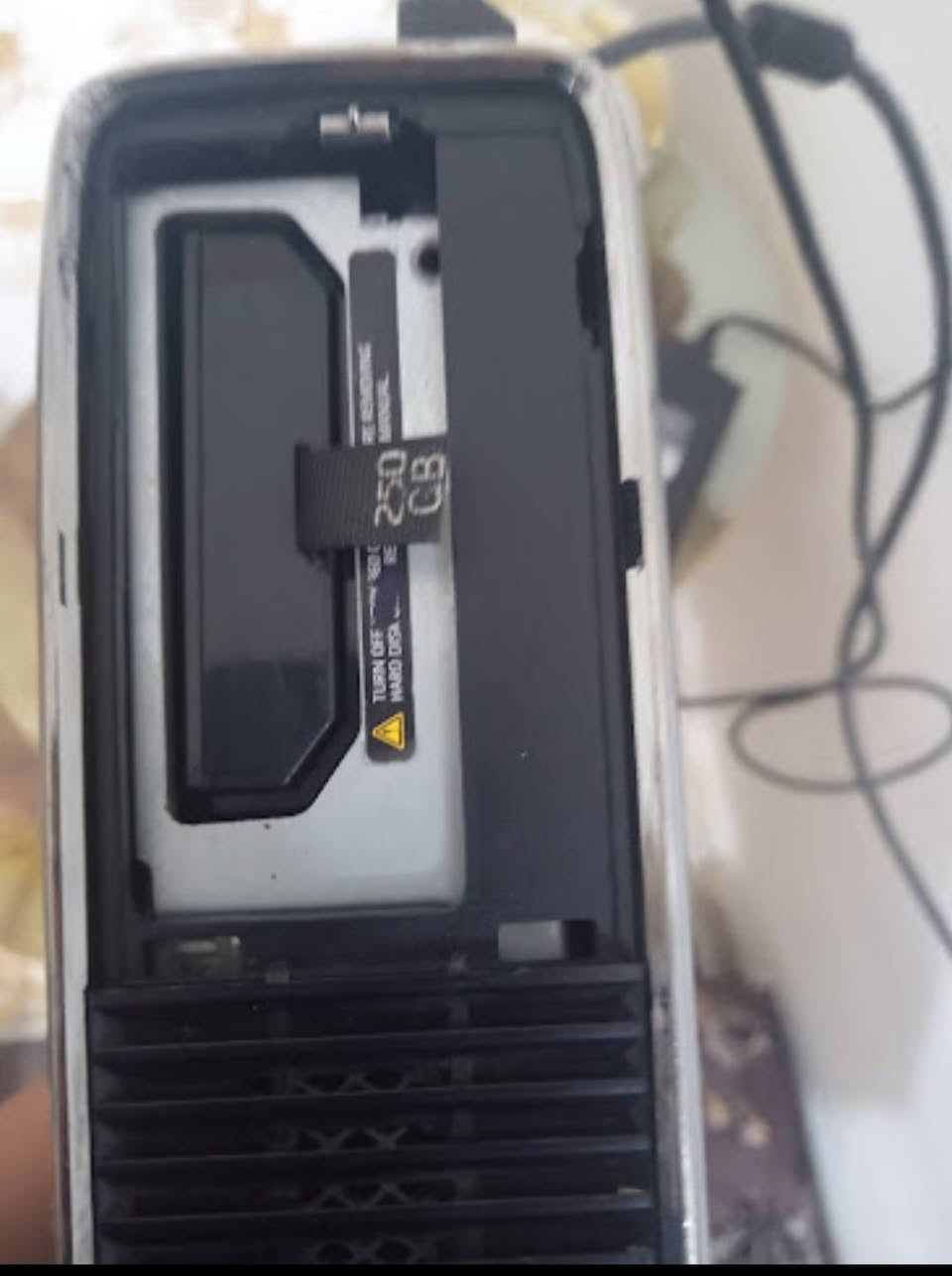 السـلام عليكم
بـلي اكس بوكس 360 
البلي يجي ويا يدات ثنين واير + هارد بي 13 لعبة قويات + بي جيتي اي 5 مختمة بل كامل + سان اندرياس البلي بس كسر صغير بل شباك مال مروحة + مابي باب مال هارد هذني مياثرن ع العب بس خارج البلي 
المكان كربلاء قرب بانزينخانه القادسية + لا يوجد توصيل + السعر, 100 وبي مجال للطيبين!للتصال ***********
