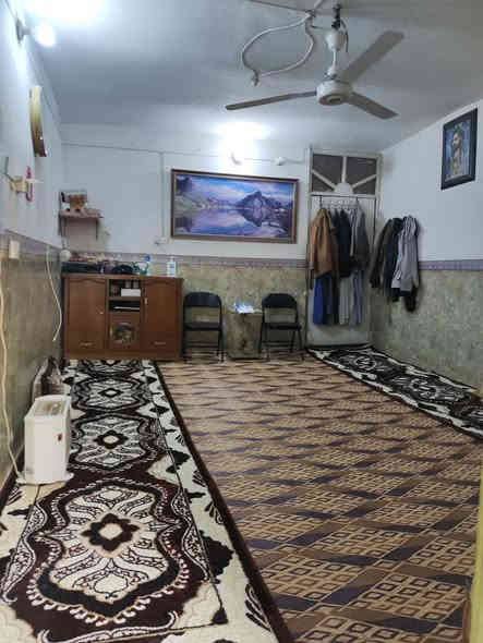 بيت للبيع في حي الغدير وره عقيل الفتلاوي ابو تبديل الدهن للسيارات بفرع مساحة 195م وجهة 8×25 غرفتين وهول واستقبال صحيات و كراج جبير السقف عكادة والأرضية صبابة باسمي السعر 125 مليون رقم موبايل ***********
