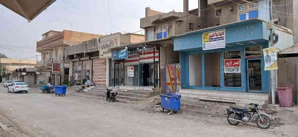 بناية تجارية للبيع
المساحه 300 متر مربع 
تحتوي  أربع محلات وأربع شقق 
العنوان : حله - حي الإمام - شارع المطبات📌
واتساب : ***********
