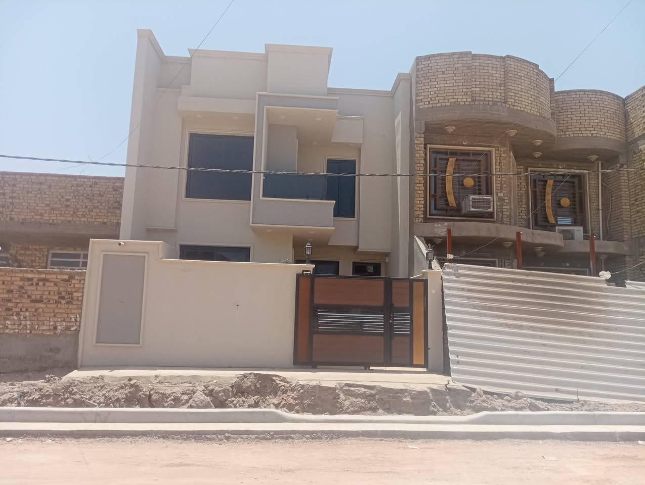 يوجد بيت طابو صرف جديد بناء فول
المساحة 150 مامسكون 
طابقين 3نوم 3 مجمعات صحية 
شارع 80 محيزم 4 حي القضاة 
يبعد عن شارع 80 تقريبا 80متر 
عل شارع 15متر 
المنطقه مجاري وأرصفة بس تبليط 
للاستفسار مراجعة مكتب الشارقة للعقار مقابل مسجد الرحمن الاتصال اوعبر المراسلة ***********
