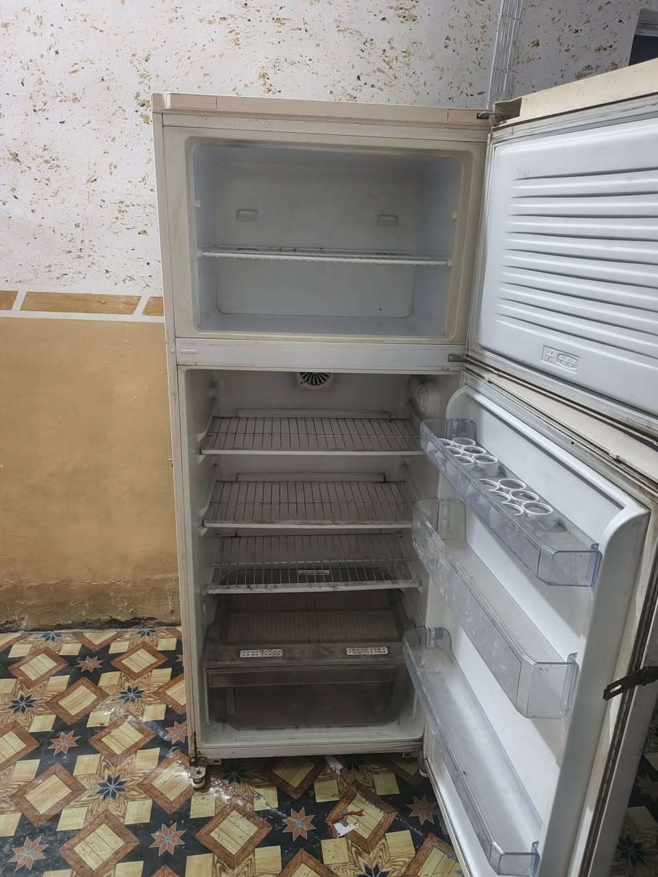 التخم ب 400 وبي مجال نظيف وتركي 10 مقاعد
الثلاجة ب 250 وبيها مجال 18 قدم 
‏‪***********‬‏
***********0   موجود واتساب
