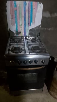 طباخ أربع عيون للبيع نضيف مابيه أي ضرر وناره قويه وحلوه حتى الفرن شغال...