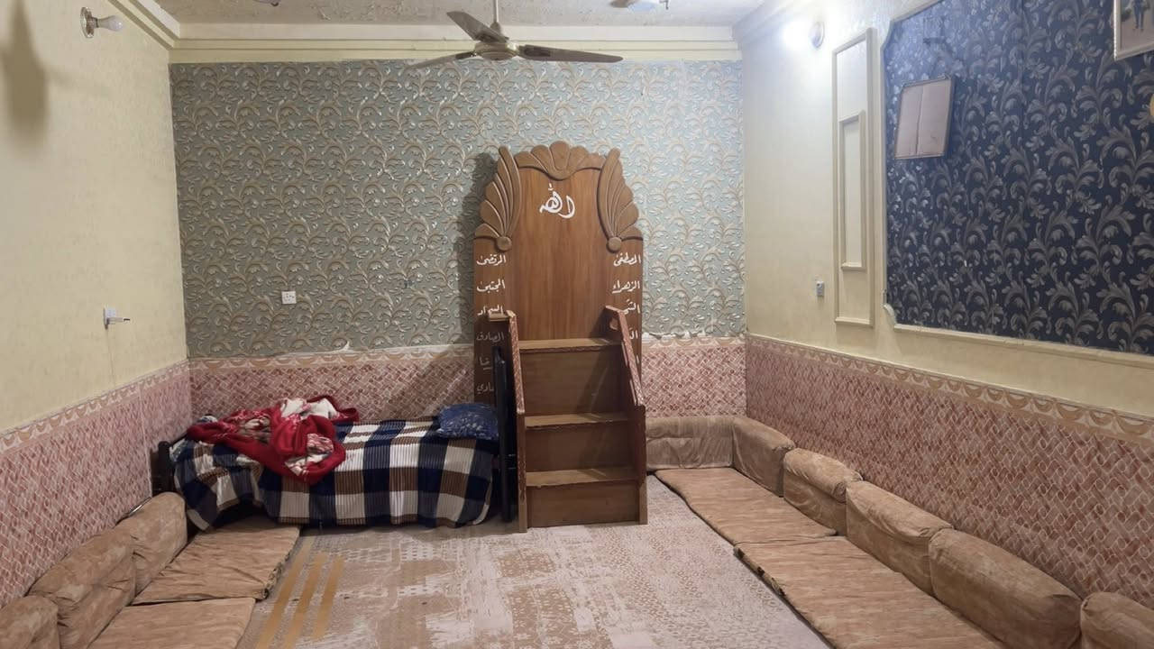 بيت ركن زراعي للبيع مساحه 280 حي المنتظر قضاء الرفاعي يحتوي على محلات عدد 2 مساحه المحلات تصبح مشتمل لان مساحتهن كبيره ويحتوي على غرف عدد 3 وغرفه مخزن و استقبال كبيره وصاله كبيره ومطبخ حراري ومطبخ بارد مقابيل الطابو مشمول بلتطويب معاملته جاهزه يبعد عن التبليط حولي ٢٠٠ متر 
 للتواصل ***********
