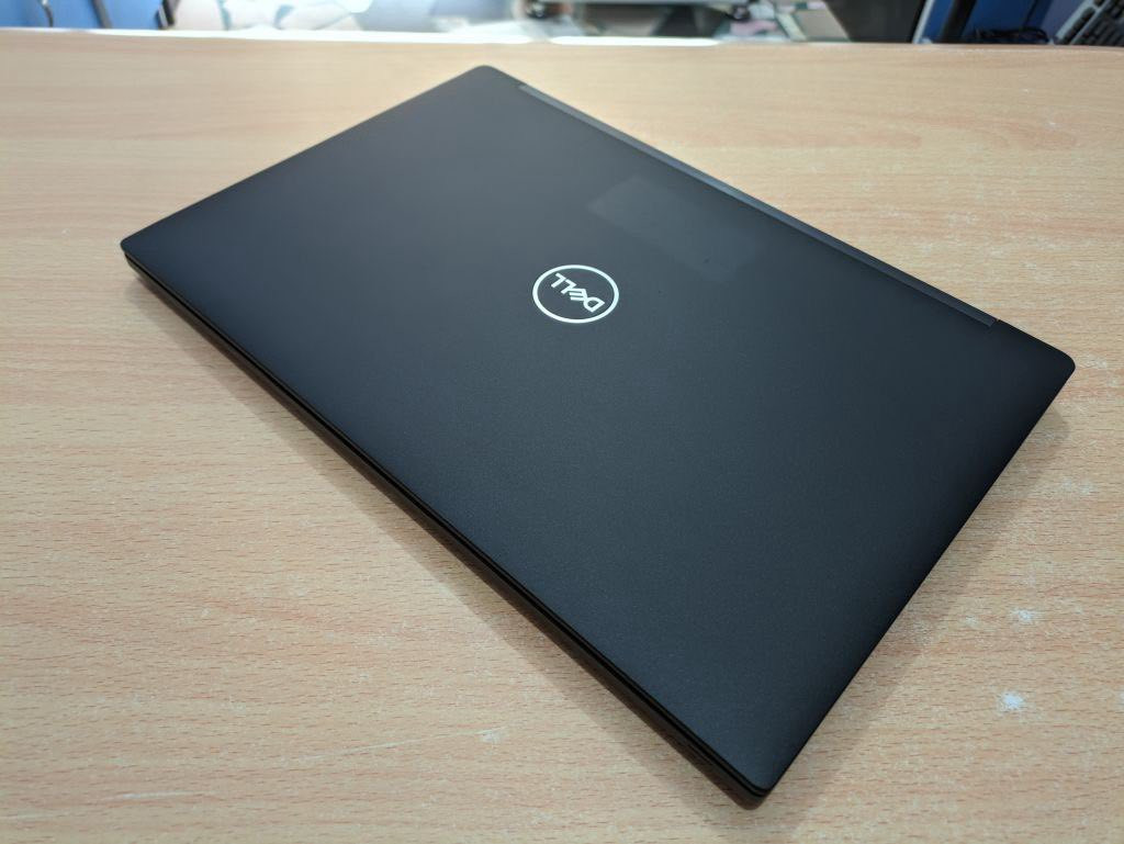 لابتوب Dell Latitude 7490

•  Intel Core i5-8250U / (الجيل الثامن)المعالج

• الذاكرة (RAM): DDR4 بسرعة 2400 ميجاهرتز، بسعة 8 جيجابايت .

• التخزين: SSD M.2  GB256 .

• الشاشة: 14 بوصة FHD (1920x1080)، مضادة للانعكاس.

• الجرافيك: Intel UHD Graphics 620.

• المنافذ: 3x USB 3.1، منفذ USB Type-C (يدعم DisplayPort)، HDMI، قارئ بطاقات SD، منفذ شبكة RJ-45.

للتواصل خاص او عالرقم ***********
