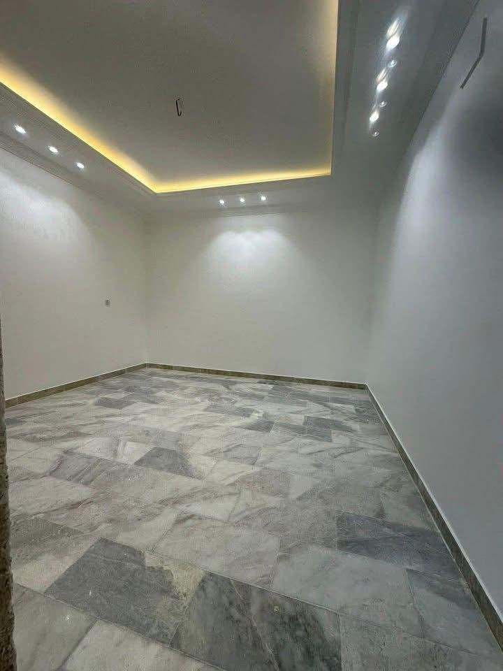 🏡دار حديث للبيع🏡
🔺 المساحة : 90م واقع حال 95م
🔻الواجهة:4،75م. النزال:20م 
🔹سنة البناء : 2025
     🔶الطابق الارضي:     
       🔸️مدخلين 
       🔸استقبال
       🔸️صالة 
       🔸️مطبخ (حار + بارد)
       🔸️خدمات صحية 
       🔸️غرفة نوم كبيرة
       🔸منور جانبي  
 
🔶الطابق الاول:  
       🔸️عرفتين نوم كبيرة (سويت)       
       🔸صالة 
       🔸️خدمات صحية 

📌موقع الدار/ حي البنوك خلف شارع الميثاق
🔶شارع 15+ رصيف 
_____________________________________________
للاستفسار مراسلة الصفحة على الخاص 
او الاتصال على الارقام التالية:
☎️***********
📞متوفر واتساب+واتساب

او مراجعة⭕ مكتب الدار للوساطة العقارية⭕
📍 عنوان المكتب: حي البنوك بداية شارع الكنيسة من جهة الجسر
