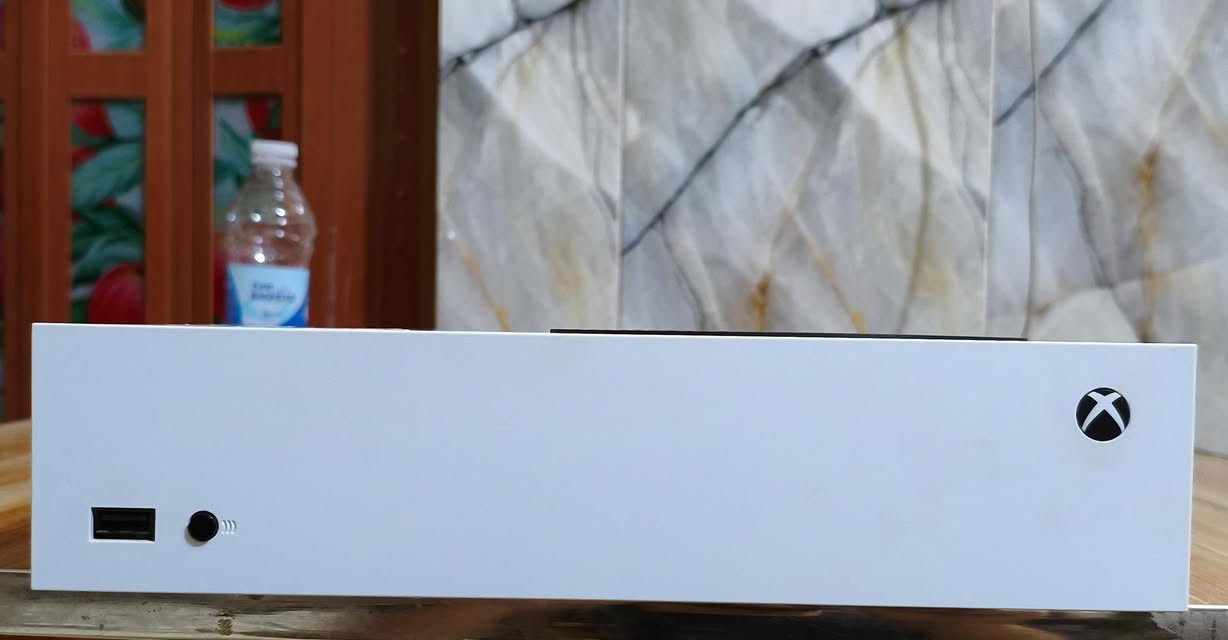 نفس مموضح اكسبوكس سيريس اس جهاز كلش نضيف شوفت عينك  كامل ملحقاتة الاصليه مع كارتونته    رقمي واتساب. ***********  +توصيل ماعندي
