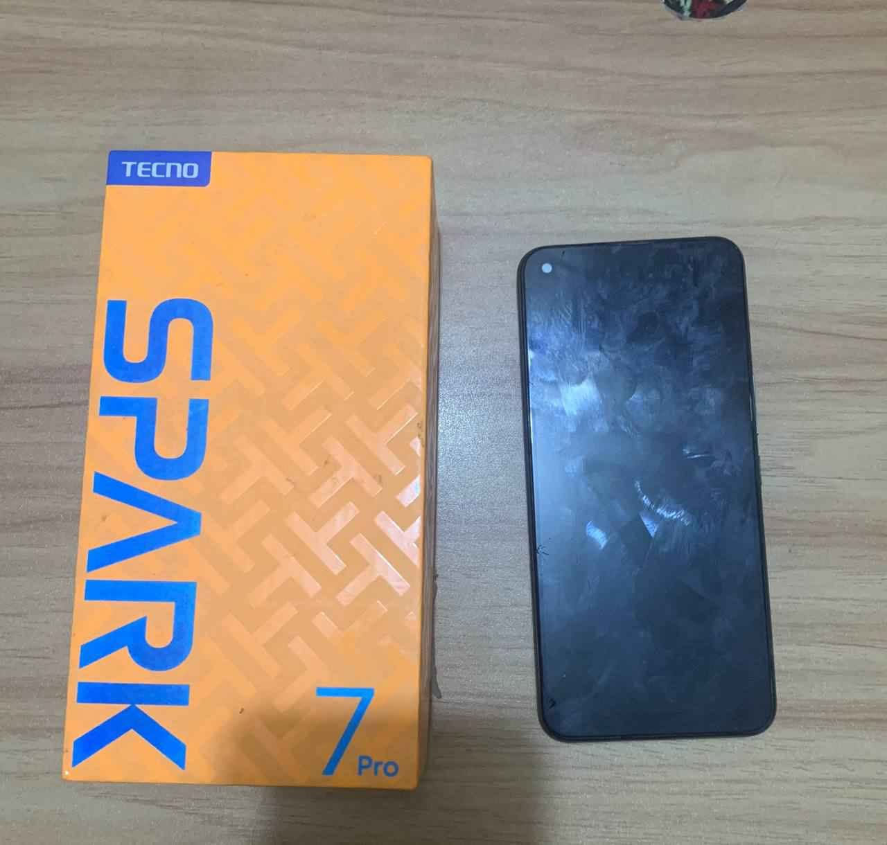 السلام عليكم جهاز TECNO SPARK 7 Pro
مبدل شاشه وبطاريه والشاشه بيها فطر 
ذاكره 128 
سعر 75وبي مجال
مكاني كوت انوار الصدر 
رقمي *********** Singapore
