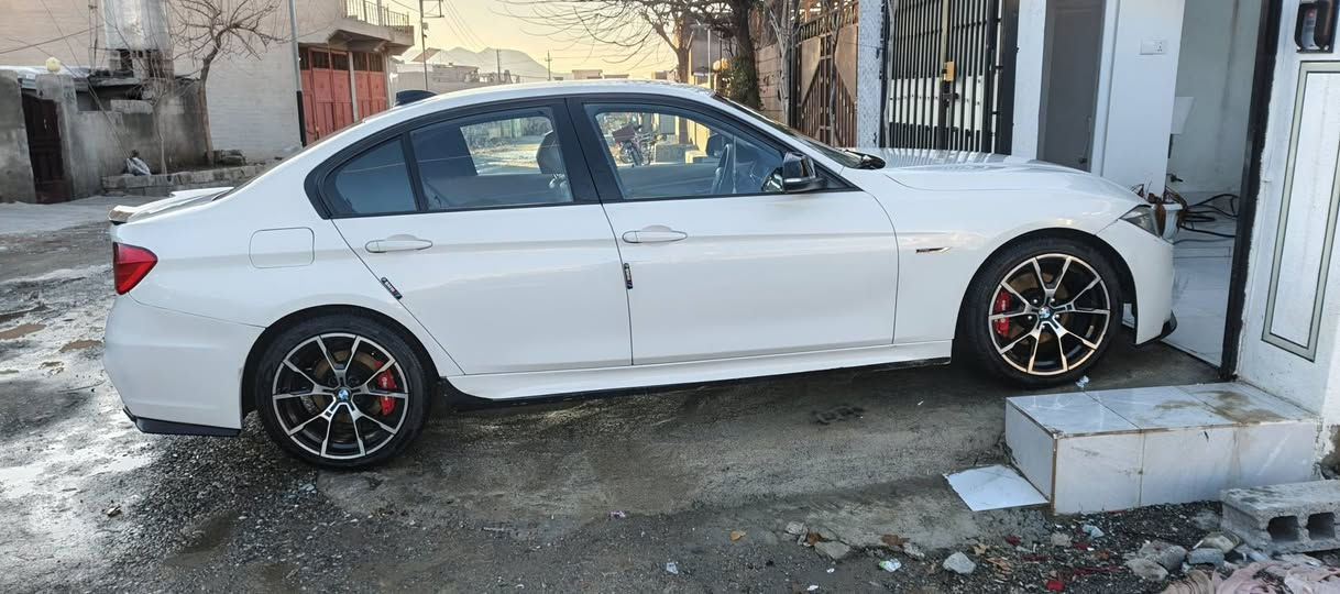 بیئێم ٣٢٨  مەکینە ٢٠ تۆڕبۆ
مۆدێل ٢٠١٣ فولمواسەفات  سێمۆدی لێخوڕین گێڕکوبرای zf ٨نمرەی لەسەرە زۆر تایبەتە سلایت بەسمە دودەگاو سنوق بەسمە تەبرید مەکەزیو تەبرید دوو زۆن ئاوێنە هیتەرو شەفت کوشن هیتەر سەیارەکە کامل هەیکەلی کراوەتە  M3  داونپاپی لەسەرە سەیارەکە زۆر بەقوەتە کامل سێرڤسە سەنەویو ژینگەو ڕێگاوبان تازەیە تا ٢٠٢٩ بەناوی خۆمەوەیە خەرامەو بەناکردن و وەکالە بەشەرت بۆزانیاری زیاتر *********** بشدار, السليمانية
