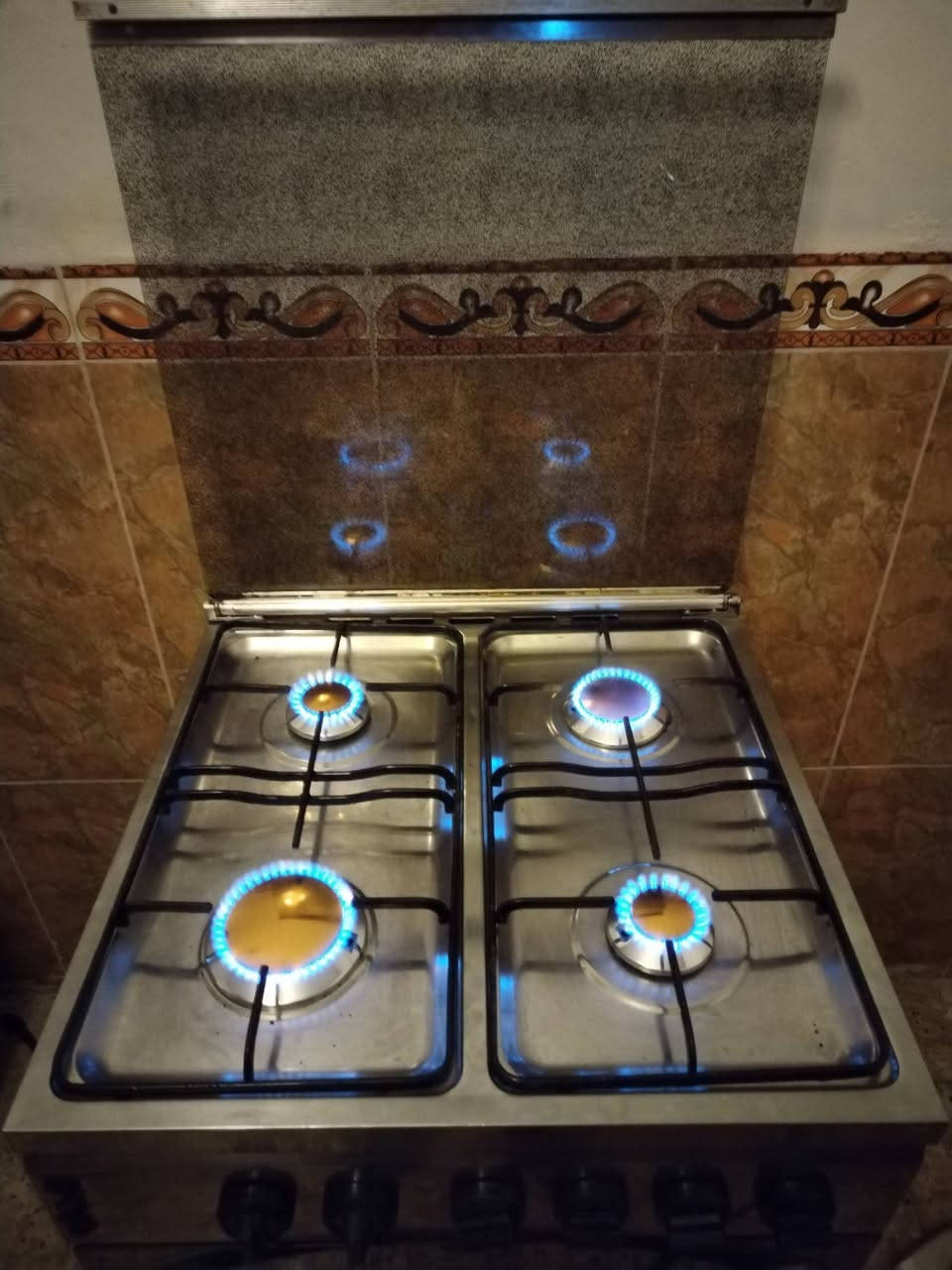 طباخ المصري 🇪🇬 نضيف مابي اي شي شغال كله عيونه ولفرن هم شغال فوك وجوه البيع سعره 90 مكان بغداد معامل ولي شراي يتصل ع رقم ***********
