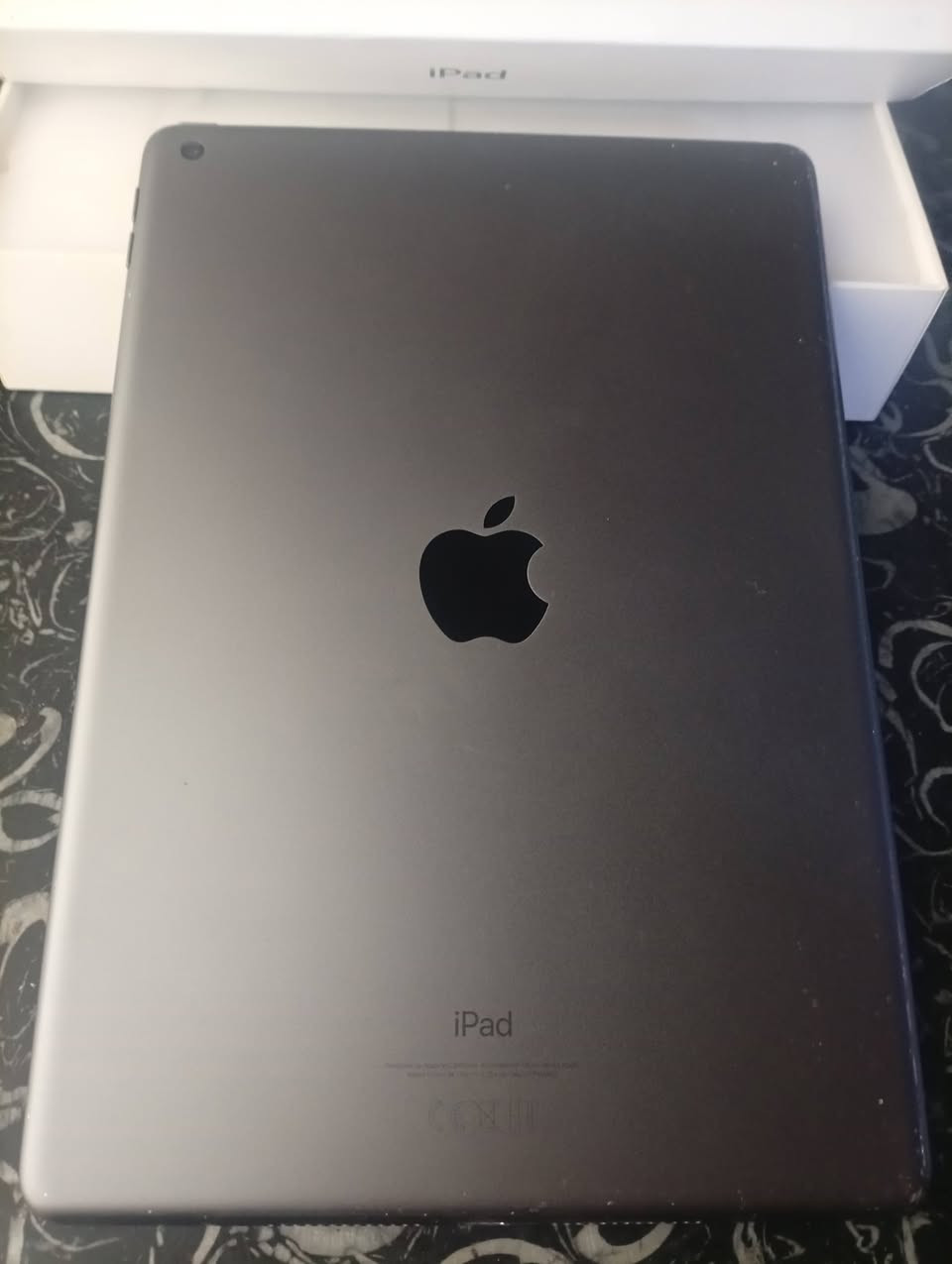 جهاز : iPad Apple أصلي بمساحة  256GB (مع كرتونته المطابقة) وكامل الملحقات! 🍏💻🔥
السلام عليكم شباب،
متوفر iPad Apple أصلي ونظيف جداً وبحالة ممتازة. الجهاز يأتي مع كرتونته الأصلية المطابقة وباقة ملحقات متكاملة تحوله إلى لابتوب دراسي ومحطة ألعاب متكاملة.
📌 المواصفات الحقيقية للجهاز:
الماركة: Apple (آيباد أصلي 100%).
المساحة الداخلية: 256GB (مساحة عملاقة نادرة جداً بهذه الفئة، تكفي لآلاف الملفات، الفيديوهات، والألعاب بدون أي قلق).
الشاشة: شاشة Retina دقة فائقة وألوان حقيقية مريحة جداً للعين للمشاهدة والدراسة الطويلة.
الأداء في الألعاب: أداء آبل القوي والمعروف، يشغل لعبة ببجي (PUBG Mobile) بسلاسة فائقة وبعدد فريمات عالٍ وثابت وبدون أي لاغ.
🎁 الملحقات والهدايا الكاملة المتوفرة مع العرض:
الكرتونة الأصلية المطابقة للجهاز.
كيبورد بلوتوث خارجي راقٍ للكتابة والدراسة.
ماوس لاسلكي أصلي من شركة Logitech المعروفة.
حافظة حماية ذكية (كفر ستاند فخم) لحماية الآيباد وتثبيته بوضع اللابتوب.
سماعة أذن داخلية (Stereo Earphone Y3) بصوت نقي وعزل ممتاز للمحاضرات والألعاب.
💰 السعر: [150] دينار عراقي (وبي مجال تفاوض بسيط للشراي الجاهز).
📍 المكان: بغداد.
للحجز أو الاستفسار، يرجى المراسلة على الخاص
*********** واتس
