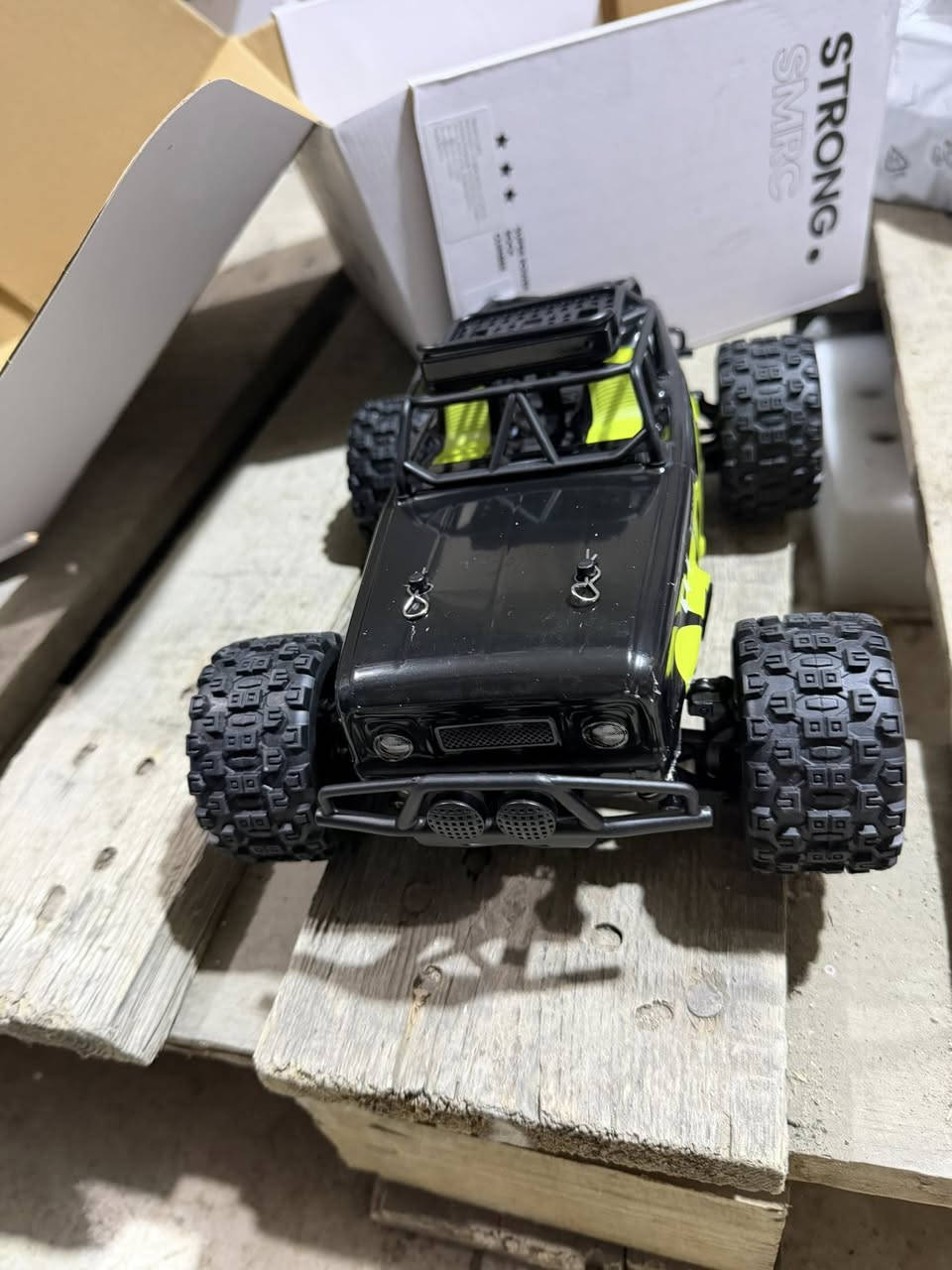 ‎إنها سيارة تحكم عن بعد طراز 1813 Super Power Rock Climber، وهي شاحنة مونستر (Monster Truck) مصممة للطرق الوعرة. يتم تسويق هذه المركبة بأسماء تجارية مختلفة مثل Dexinco و SMRC و KGF. 
‎الميزات الرئيسية:
* الدفع: دفع رباعي (4WD).
* السرعة: تصل سرعتها القصوى إلى 40 كم/ساعة (حوالي 25 ميلاً في الساعة).
* المقياس: مقياس 1:18.
* التضاريس: تتميز بنظام تعليق مستقل وماصات صدمات معدنية وإطارات كبيرة مناسبة لمختلف التضاريس مثل العشب والطين والرمال.
* البطارية: تتضمن بطاريات ليثيوم قابلة لإعادة الشحن توفر وقت تشغيل يصل إلى حوالي 60 دقيقة مع بطاريتين.
* جهاز التحكم: يعمل بتردد 2.4 جيجاهرتز ويوفر تحكمًا تناسبيًا (متدرجًا) في التوجيه والسرعة. 

سيارة تعمل بجهاز تحكم عن بعد 50 كم/ساعة - سيارات


**إذا كنت صاحب هذا الإعلان وتريد حذفه لأي سبب، رجاءا أرسل رسالة إلى الدعم الفني**