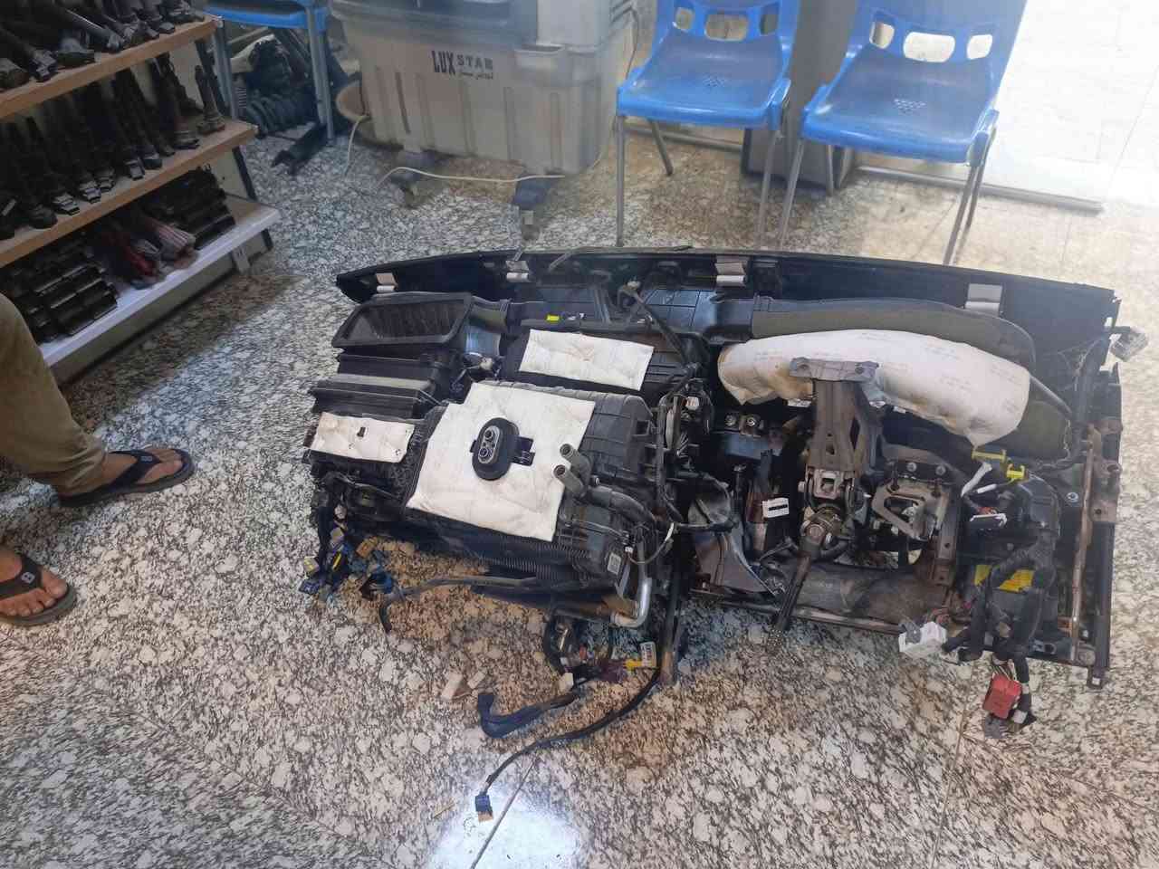 السلام عليكم ورحمة الله وبركاته.

للبيع داشبورد ( دشبول ) هونداي كونا N  موديل 2023 

ما بيه أي ضرر ولا شخوط، دركة ستيرن جديدة، ايرباكات سليمة، فريز جديد، ظفيرة كاملة ما بيها أي قطع ولا نقص نهائيا. اشتريته لسيارة و ما استخدمته لأن بعت السيارة على ضررها. للتواصل على الرقم:

***********
