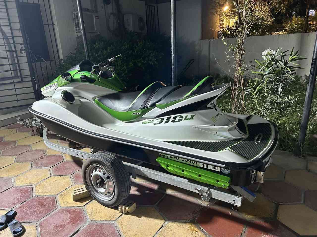 السلام عليكم جت سكي كاواساكي الترا ٣١٠ سوبرجارج الحجم الكبير موديل ٢٠١٤ الجت نظيف بدون ضربه او عطل مع العربانه بطاريه جديده وجاهز للتشغيل السعر ٦٠ ورقة للاتصال ***********
