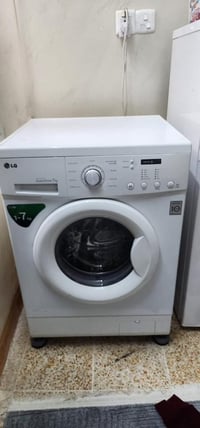 غسالة LG للبيع ٧ كيلو نظيفة على وضع الشركة ابيعها بشرط السعر ٢٢٥ الف و...
