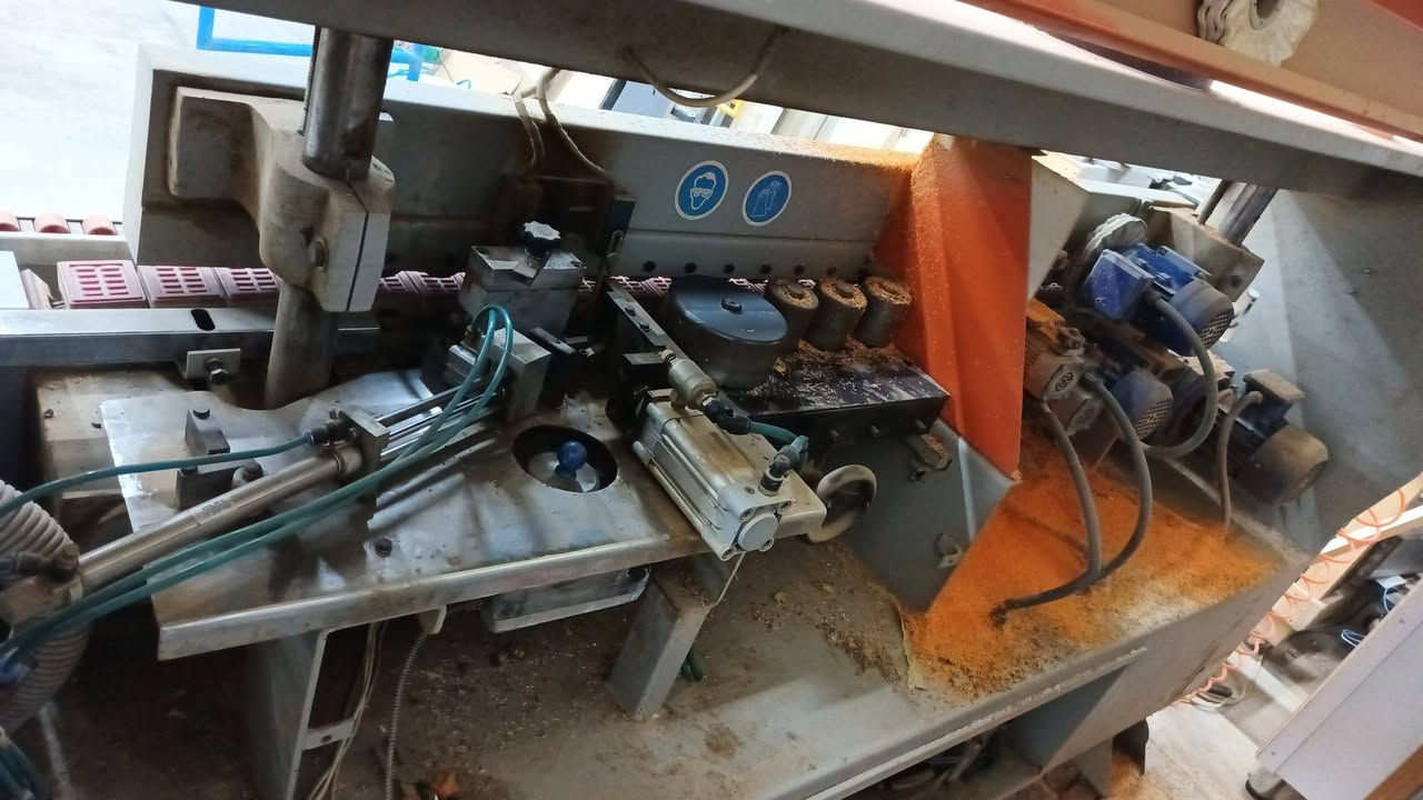 لاصقه تركي ثلاث مراحل نظيفه بدون اي نقص تربط كهرباء وتشتغل بيها للبيع
36 ورقه 
الرمادي ***********
