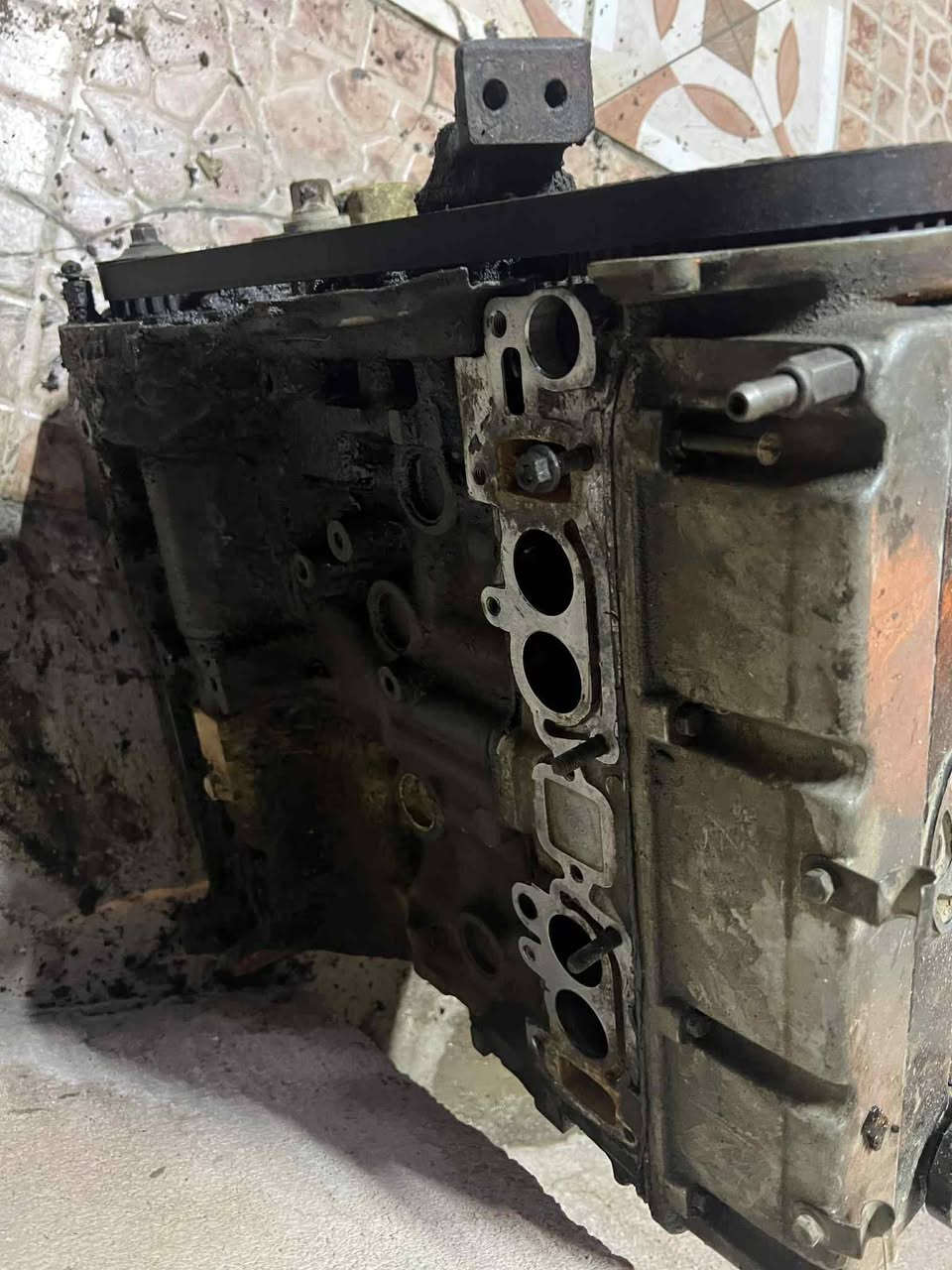 محرك سوناتا تو  ١٨٠٠ مفتوح شديت محرك ٢٠٠٠ حاويه جديد وهذا بي شويه تنقيص وما بي تبخير رايده  ٢٥٠الاتصال على ***********
