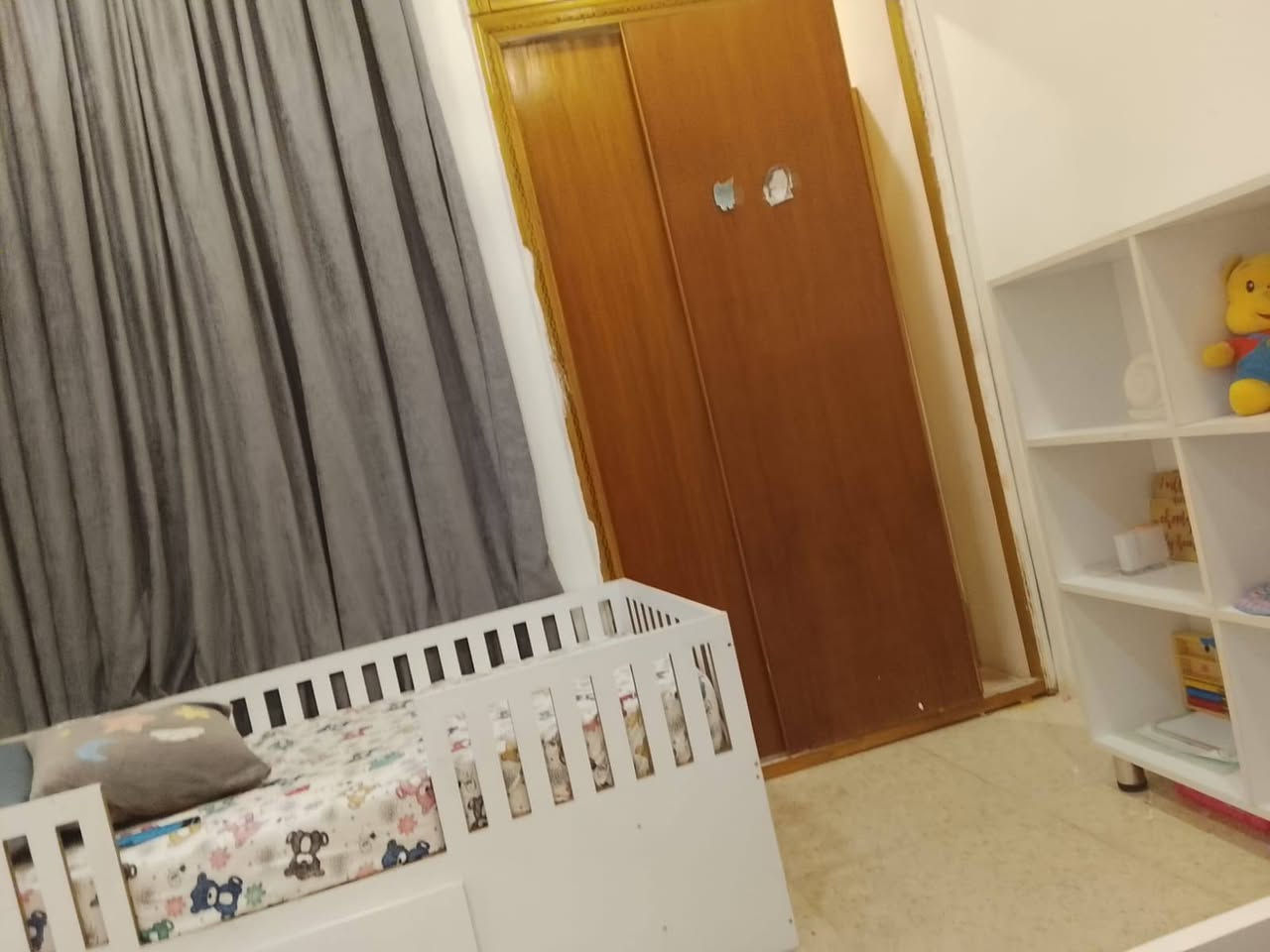 مشتمل 50 م واجه 5 م العنوان حي البساتين شارع احمد الوائلي فرع قصابه مسلم واخوانه  قرب اسواق جدو 
 3 طوابق 3 غرف نوم 
مدخلين  ينباع مع الاثاب او بدون اثاث 
***********
