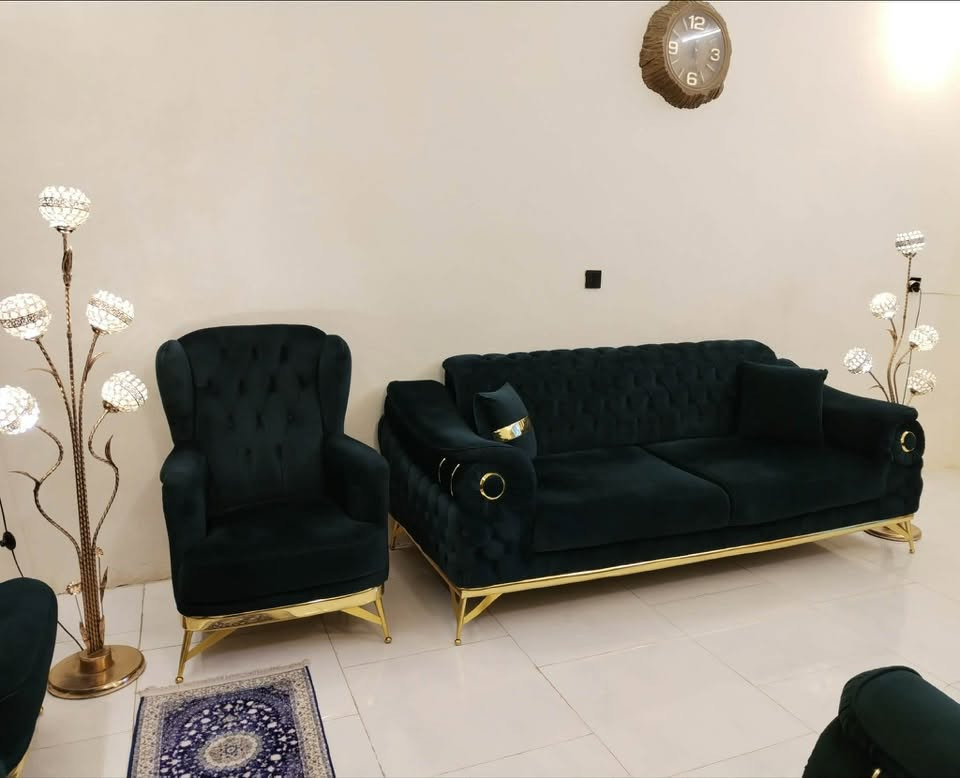 تخم عشر مقاعد جديد جداً مامستخدم نظام سرير لونة زيتوني غامق اخذته ومكاني ماكفة ٧٥٠ قفل بدون عملة سعرة الاصلي مليون ونص عنوانه حي الجهاد الجاد فقط يراسل واتساب ***********
